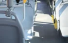 Възрастна жена удари кондукторка в главата, накара внучката да снима