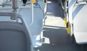 Възрастна жена удари кондукторка в главата, накара внучката да снима