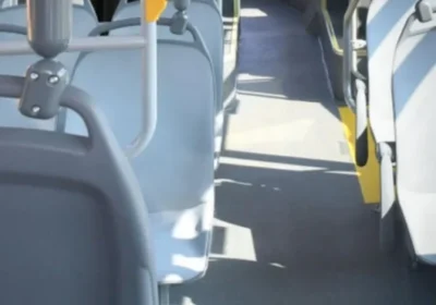 Възрастна жена удари кондукторка в главата, накара внучката да снима