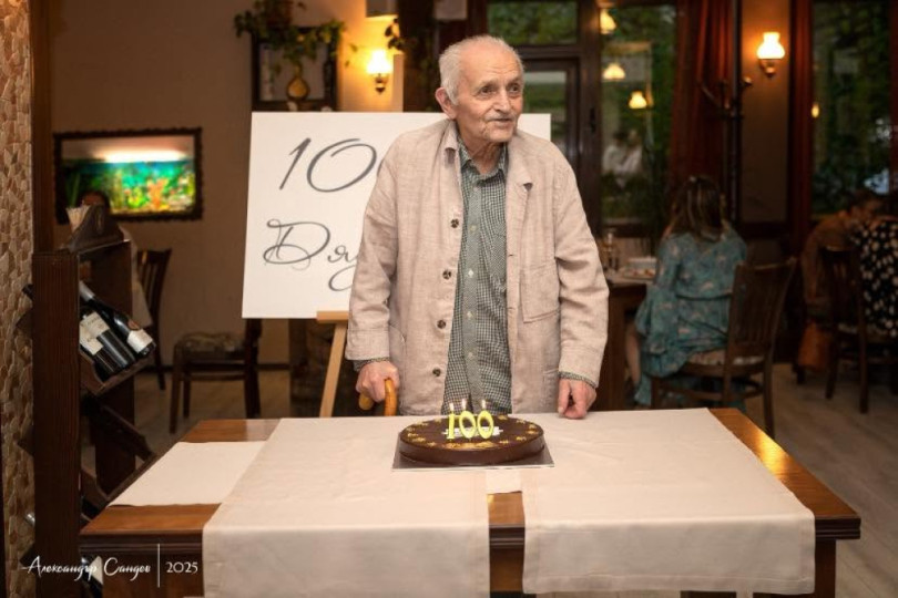 Майстор на акварела си пийва мастика и на 101 г.