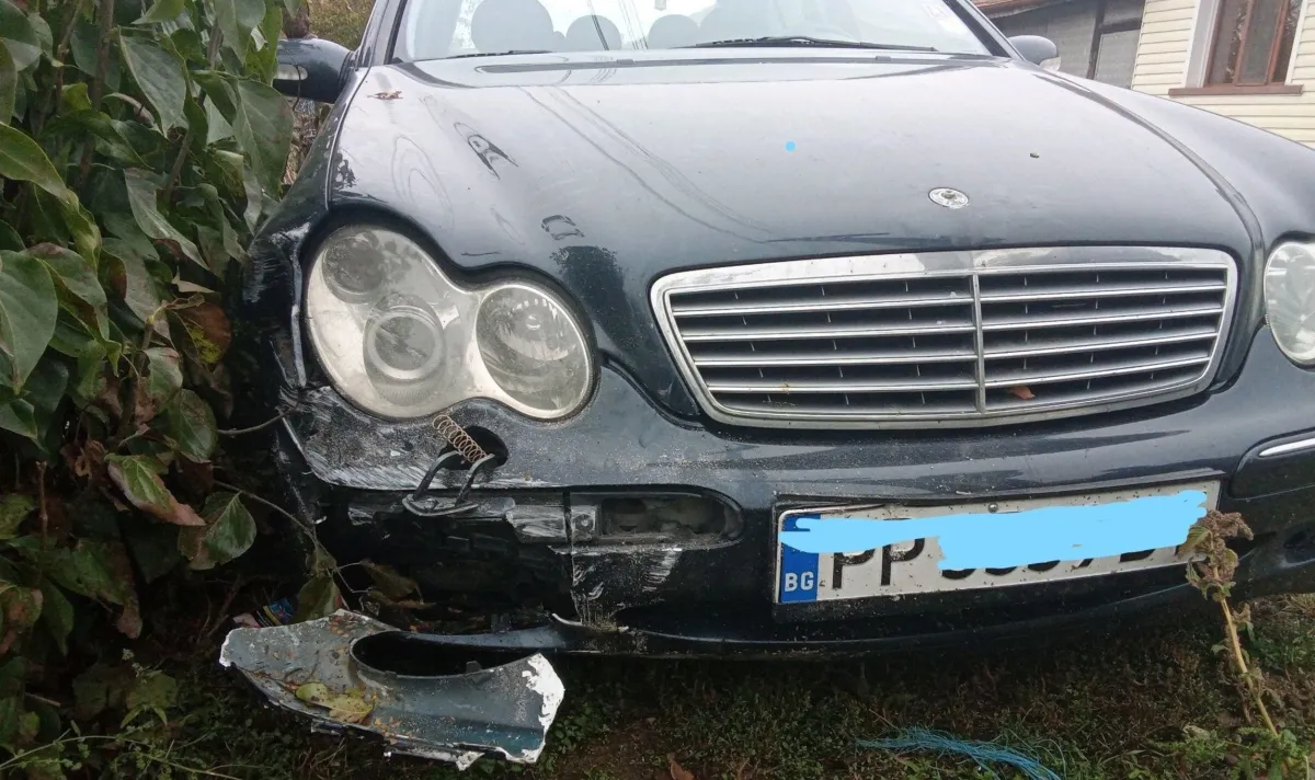 Малолетен се заби в ограда на къща с автомобила на баща си