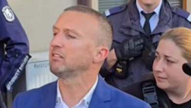 Изведоха с белезници кмета на Белица, Пеевски избухна пред сградата