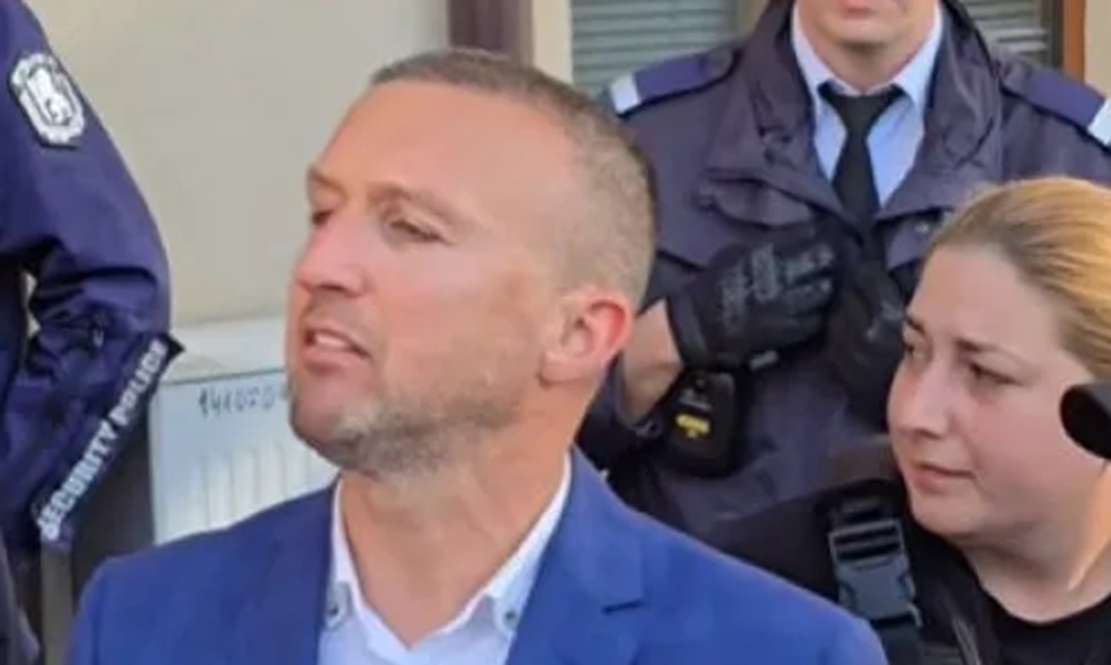Изведоха с белезници кмета на Белица, Пеевски избухна пред сградата